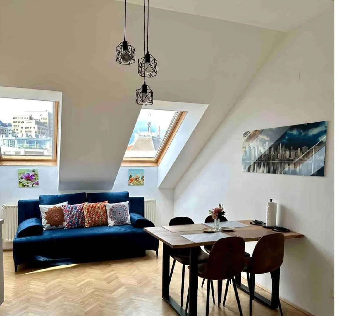 Klimatisiertes Dachgeschoss City Apartment In Zentrum Wiens  Vienna
